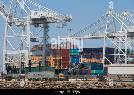 Giant Wan Hai Lines nave portacontainer, KOTA PERABU, trasferendo in molo J alla lunga spiaggia di terminal per container, California, Stati Uniti d'America. Foto Stock