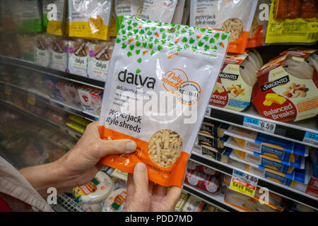 La shopper in un supermercato a New York sceglie un pacchetto di marca Daiya a base di vegetali "cheese" in un supermercato a New York lunedì, 30 luglio 2018. (Â© Richard B. Levine) Foto Stock