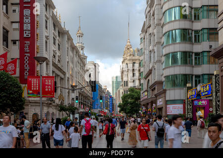 Shanghai occupato strada pedonale dello shopping di Nanjing Road Foto Stock