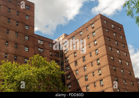 La massiccia NYCHA case di Amsterdam complesso di appartamenti in Piazza Lincoln quartiere di New York è visto domenica 29 luglio, 2018. (© Richard B. Levine) Foto Stock