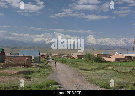 7,134 metri di Picco Lenin e l'alto Pamirs salire oltre Sary Mogul, Kirghizistan Foto Stock