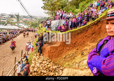 Todos Santos Cuchumatan, Guatemala - 1 Novembre 2011: tradizionalmente condita indigeni Mam uomini gara inebriato a cavallo sul giorno di Tutti i Santi. Foto Stock