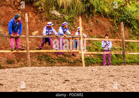 Todos Santos Cuchumatan, Guatemala - 1 Novembre 2011: tradizionalmente condita indigeni Mam ragazzi guardare la corsa di cavalli il giorno di Tutti i Santi. Foto Stock