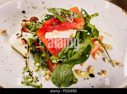 Fresca insalata di verdure su una piastra Foto Stock