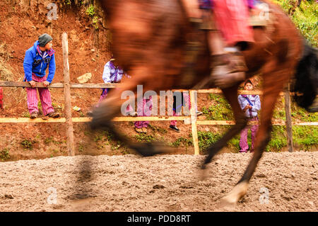 Todos Santos Cuchumatan, Guatemala - 1 Novembre 2011: tradizionalmente condita indigeni locali Mam guardare la corsa di cavalli il giorno di Tutti i Santi. Foto Stock