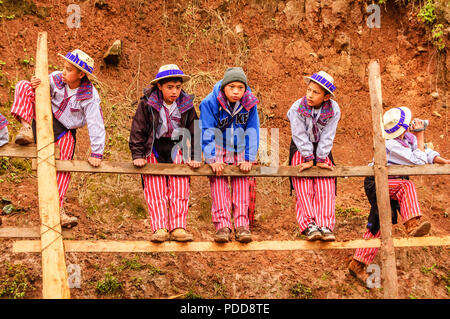 Todos Santos Cuchumatan, Guatemala - 1 Novembre 2011: tradizionalmente condita indigeni Mam ragazzi guardare la corsa di cavalli il giorno di Tutti i Santi. Foto Stock