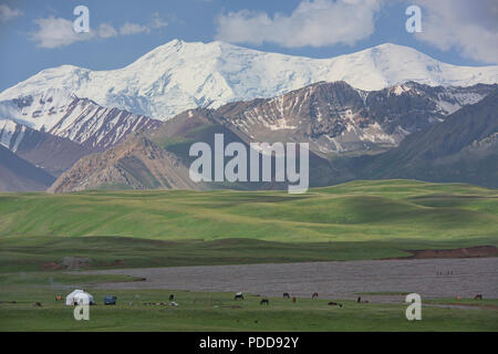 Il High Pamirs salire su una solitaria yurt lungo la strada del Pamir, Kirghizistan Foto Stock