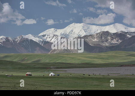 Il Pamirs elevato aumento di yurta nomade lungo la strada del Pamir, Kirghizistan Foto Stock