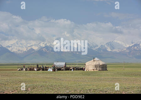 Il High Pamirs salire su una solitaria yurt lungo la strada del Pamir, Kirghizistan Foto Stock