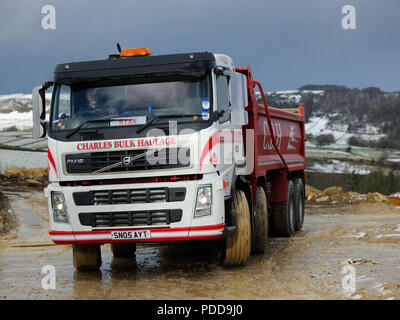 Volvo ribaltabile lavorando in una cava in Nord Derbyshire Foto Stock