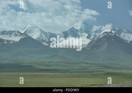 Il High Pamirs salire su una solitaria yurt lungo la strada del Pamir, Kirghizistan Foto Stock