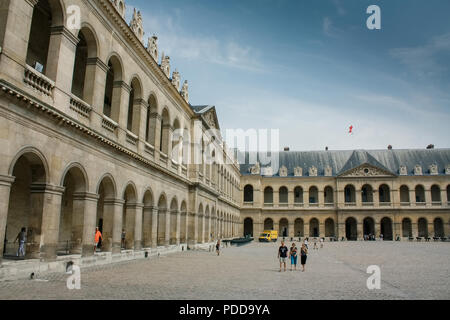 Cortile interno al Musée d'histoire contemporaine, Les Invalides, Parigi estate Foto Stock