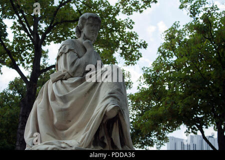 Statua nel cimitero di Montparnasse, Paris estate Foto Stock