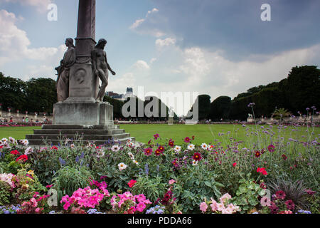 Fiori colorati nei giardini di Lussemburgo "Le Jardin du Luxembourg', Parigi estate Foto Stock