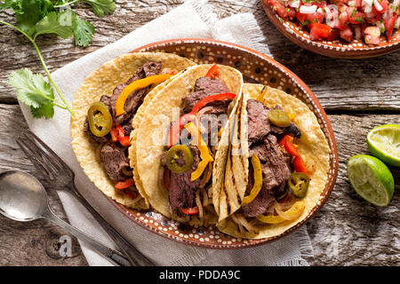 Deliziose grigliate di carni bovine fajita con bistecca, la cipolla, i peperoni e jalapeno. Foto Stock