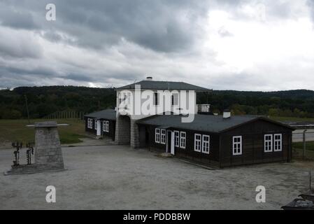 KL Gross-Rosen, campo di concentramento porta di ingresso a Rogoznica, Polonia- Iscrizione: Arbeit macht frei (traduzione: lavoro vi rende liberi) Foto Stock