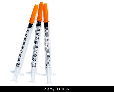 Plastica siringhe da insulina per il diabete. Ago per addict. Tre siringhe da insulina con coperchio arancione isolati su sfondo bianco. Medicina di iniezione. M Foto Stock