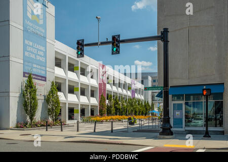 Il patio all'aperto presso il centro mercantile in Worcester, MA Foto Stock