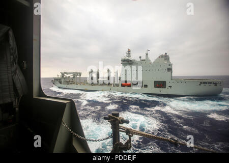 180719-M-ZO893-1008 HMAS ADELAIDE nave canadese Asterix si chiude sul sito ufficiale della Royal Navy atterraggio elicottero nave dock HMAS Adelaide (L01) prima di un rifornimento di esercizio off shore di Hawaii come parte del cerchio del Pacifico (RIMPAC) Esercizio, luglio 19, 2018. RIMPAC fornisce ad alto valore per la formazione di attività organizzate e altamente capace di massa Marine-Air Task Force e migliora la crisi critica la capacità di risposta degli Stati Uniti Marines nel Pacifico. Venticinque nazioni, più di 45 navi e sottomarini, circa 200 aerei, e 25.000 personale partecipano RIMPAC dal 27 giugno al 2 agosto Foto Stock