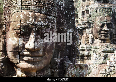 Facce di Bayon antico tempio di Angkor Thom, Siemreap, Cambogia Foto Stock