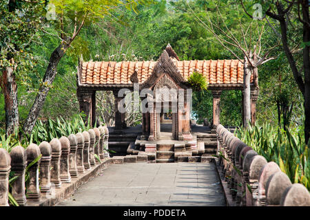 La ricostruzione del tempio Khmer Prasat Phra Wihan nell'antica città storica e il Parco di natura di Bangkok, Tailandia Foto Stock