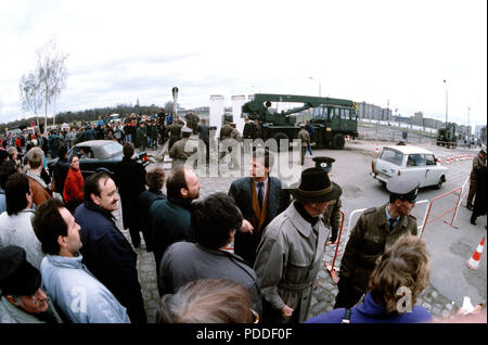 Muro di Berlino 1989 - Una folla si raduna come macchine passano attraverso il creato di recente apertura nel muro di Berlino a Potsdamer Platz. Foto Stock
