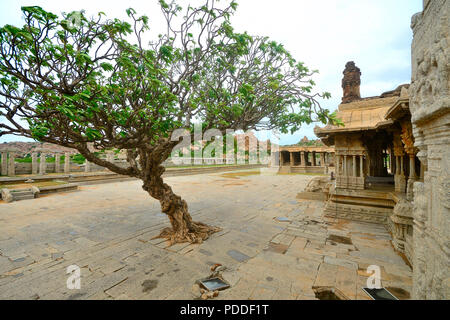 Bellissima vista del tempio Vitthala, tempio complesso, Hampi, Karnataka, India Foto Stock