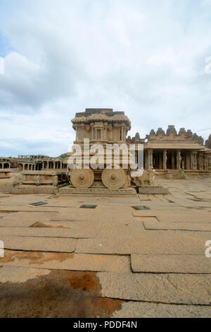 Splendidamente scolpito carro, fatta di una pietra, Vitthala tempio complesso, Hampi, Karnataka, India Foto Stock