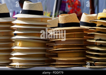 Pile di cappelli di paglia su un mercato in stallo in una giornata di sole Foto Stock