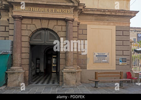 L'entrata principale per la Bibliotheque municipale (la biblioteca comunale di Ajaccio) è stato creato nel 1801 da Luciano Bonaparte, fratello di Napoleone Bonaparte Foto Stock