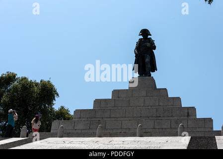 Una gigantesca statua di Napoleone Bonaparte, Ajaccio nato e la Francia del primo imperatore sulla sommità del granito a forma di piramide in un parco di ulivi, luogo d'Aus Foto Stock