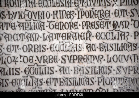 Antichi scritti in lingua latina di testi religiosi, molto comune nei religiosi e di edifici storici di molte città italiane. Foto Stock