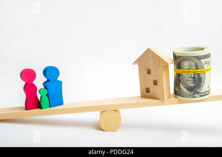 Casa, dollari e famiglia sulla bilancia. equilibrio. Acquisto, vendita, affitto di una casa e di un appartamento. credito ipotecario.. proprietà. Gli investimenti in real es Foto Stock