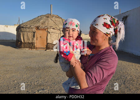 Una donna del Kirghizistan e sua figlia, Lago Karakul, Tagikistan Foto Stock