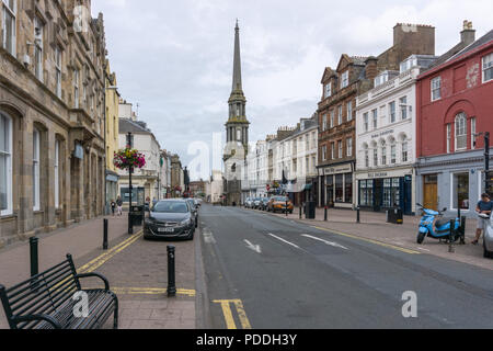 Ayr Scozia, Regno Unito - 05 agosto 2018: Guardando giù il vecchio Sandgate in Ayr all'antica spier di Ayr Town Hall e il nuovo ponte a Ayr Scozia. Foto Stock