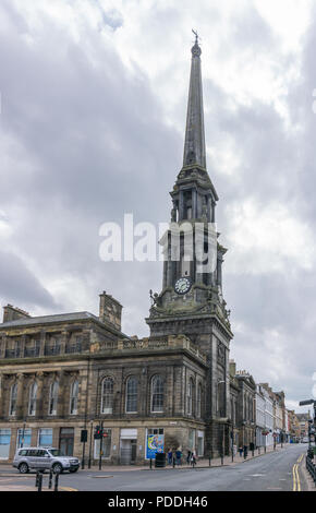 Ayr Scozia, Regno Unito - 05 agosto 2018: New Bridge Street a High Street e il vecchio Sandgate con la magnifica Spier di Ayr Town Hall di Ayr Scozia Scotland Foto Stock