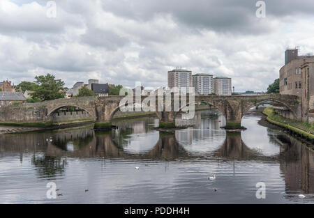 Lo storico Old Bridge a Ayr in Scozia che fluisce oltre il Fiume Ayr. Foto Stock