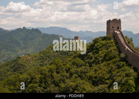 La Grande Muraglia della Cina a Jinshanling, un popolare percorso escursionistico e uno dei meglio conservati di parti della Grande Muraglia con molte caratteristiche originali. Foto Stock