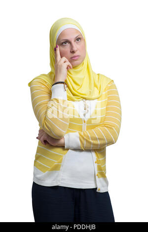 Bellissimi e moderni donna musulmana pensando isolati su sfondo bianco Foto Stock