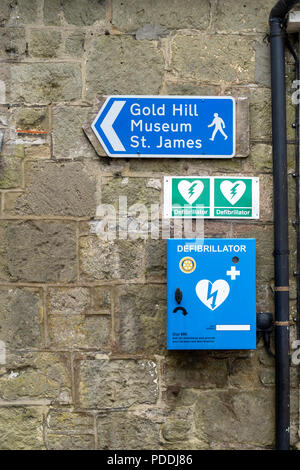 Defibrillatore nella casella blu sul muro di pietra a Shaftesbury Dorset Regno Unito Foto Stock