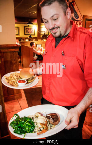 Miami Beach Florida, Washington Avenue, Outback Steakhouse, ristorante ristoranti, cibo, caffè, ispanico etnia uomo maschio, cameriere server em Foto Stock