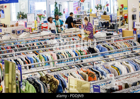 Miami Florida,Negozi a Midtown,Marshall's Department Store,uomo nero uomo maschio,donna donna donna donna donna donna donna,abbigliamento,accessori,rack,cliente,shopping shopper Foto Stock