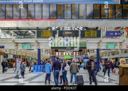 Liverpool Street, London, Regno Unito - 6 Aprile 2018: Occupato scena dentro la stazione con i passeggeri in piedi vicino alla scheda di destinazione. Foto Stock