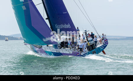 Il Solent, Hampshire, Regno Unito; 7 agosto 2018; vista posteriore della Volvo Ocean 65 Yacht 'Team AkzoNobel in mare con membri di equipaggio sul ponte Foto Stock