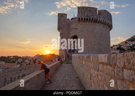 Antiche mura che circondano la città vecchia di Dubrovnik, Croazia, Europa Foto Stock