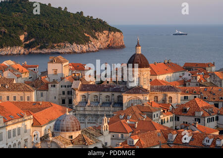 Vista aerea l'isola di Lokrum e la Cattedrale dell'Assunzione nel paese vecchio di Dubrovnik, Croazia, Europa Foto Stock