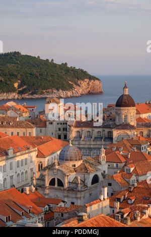 Vista aerea di isola di Lokrum, San Biagio Chiesa e la Cattedrale dell'Assunzione nel paese vecchio di Dubrovnik, Croazia, Europa Foto Stock