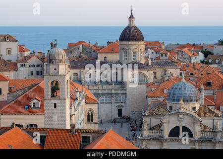Vista aerea del campanile, la chiesa di San Biagio e la Cattedrale dell'Assunzione nel paese vecchio di Dubrovnik, Croazia, Europa Foto Stock