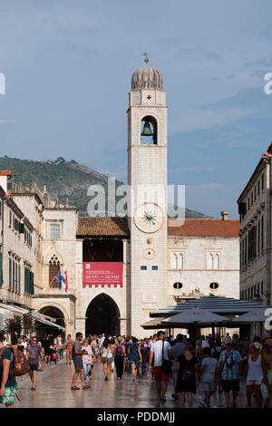 Torre campanaria a Stradun street, Dubrovnik, Croazia, Europa Foto Stock
