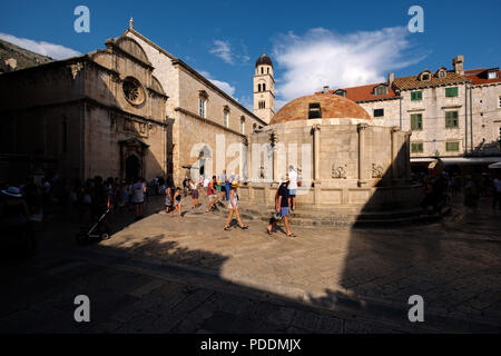 La Grande Onofrio la fontana e la chiesa di San Salvatore Chiesa di Dubrovnik, Croazia, Europa Foto Stock